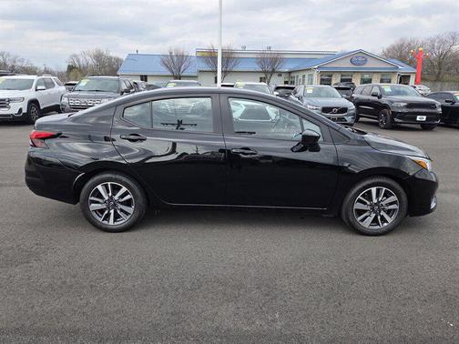 Super Black 2024 Nissan Versa 1.6 SV
