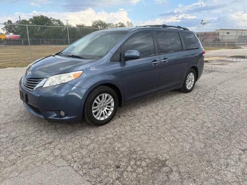 2014 Toyota Sienna XLE Auto Access Seat
