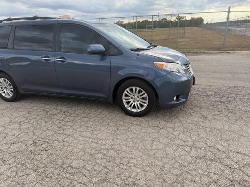 2014 Toyota Sienna XLE Auto Access Seat