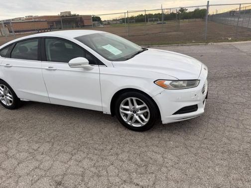 White Platinum Tri-Coat Metallic 2014 Ford Fusion SE