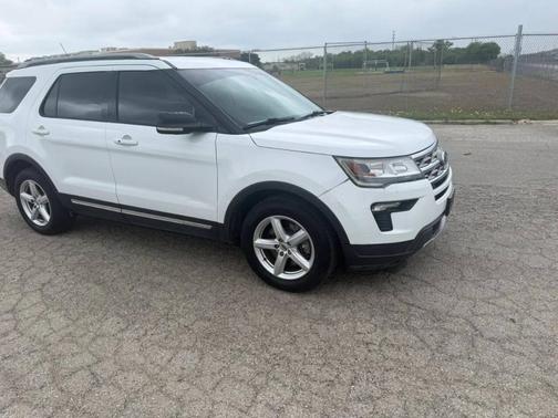 White 2018 Ford Explorer XLT