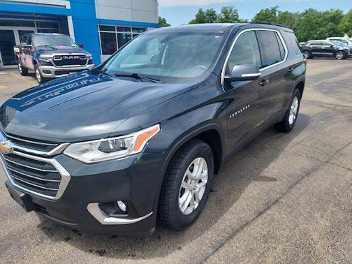 Graphite Metallic 2021 Chevrolet Traverse LT Cloth