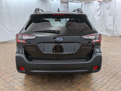 Crystal Black Silica 2024 Subaru Outback ONYX EDITION XT
