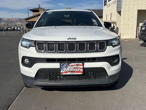 Bright White Clearcoat 2023 Jeep Compass Latitude