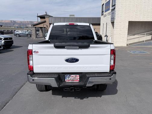 Oxford White 2019 Ford F-250 Lariat