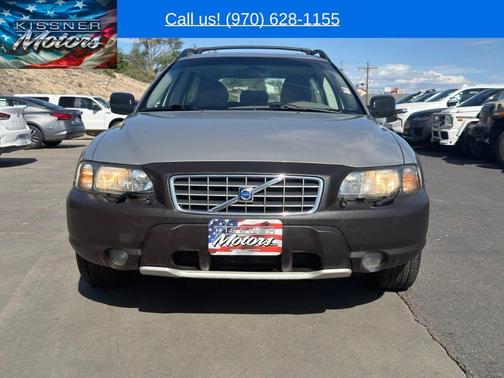 Gold 2002 Volvo V70 XC