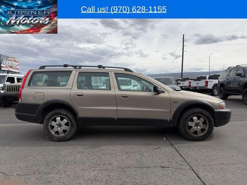 Gold 2002 Volvo V70 XC