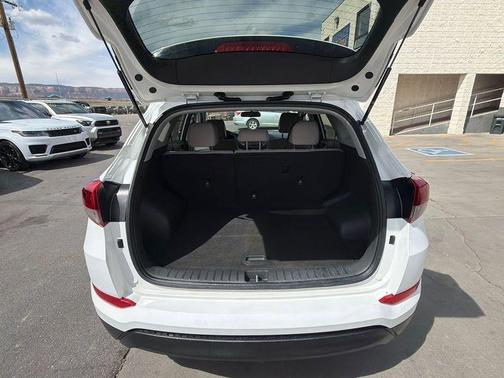 Winter White 2016 Hyundai TUCSON SE