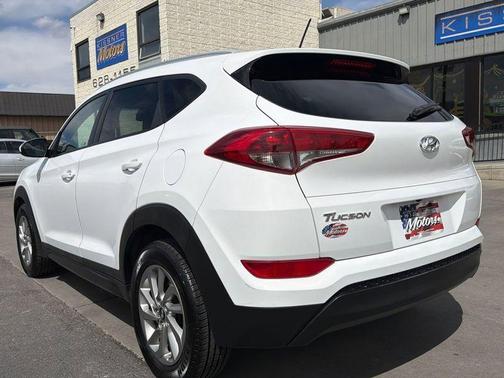 Winter White 2016 Hyundai TUCSON SE
