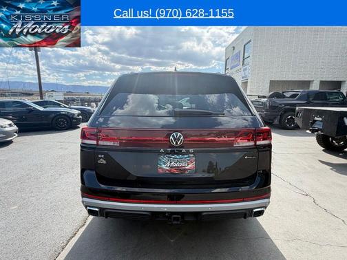 Deep Black Pearl Effect 2024 Volkswagen Atlas 2.0T Peak Edition SE w/Technology
