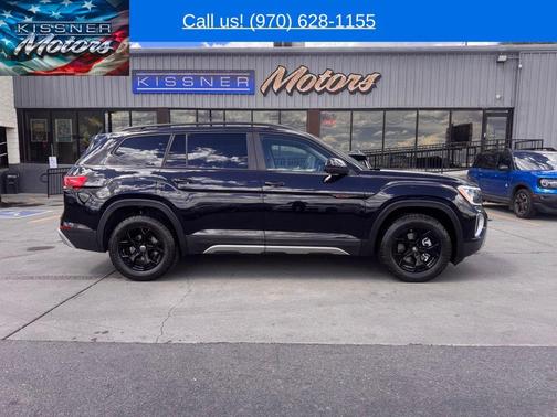 Deep Black Pearl Effect 2024 Volkswagen Atlas 2.0T Peak Edition SE w/Technology