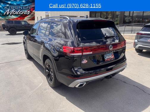 Deep Black Pearl Effect 2024 Volkswagen Atlas 2.0T Peak Edition SE w/Technology