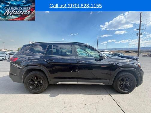 Deep Black Pearl Effect 2024 Volkswagen Atlas 2.0T Peak Edition SE w/Technology