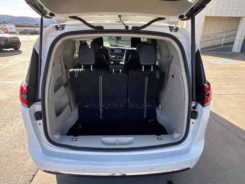 2024 Chrysler Pacifica Touring-L