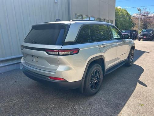 Silver Zynith 2026 Jeep Grand Cherokee Laredo