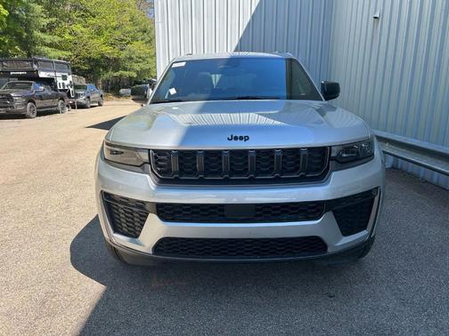 Silver Zynith 2026 Jeep Grand Cherokee Laredo
