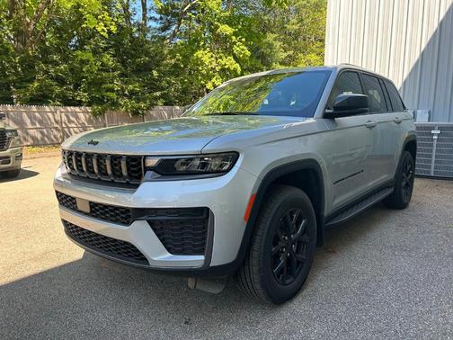 Silver Zynith 2026 Jeep Grand Cherokee Laredo