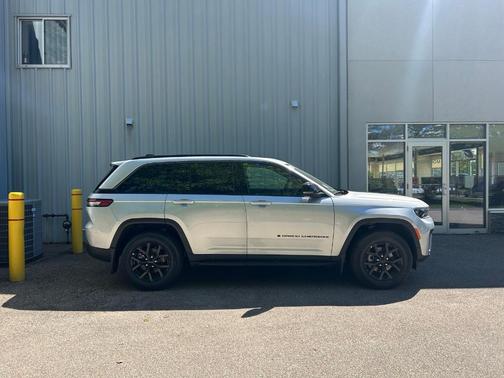 Silver Zynith 2026 Jeep Grand Cherokee Laredo