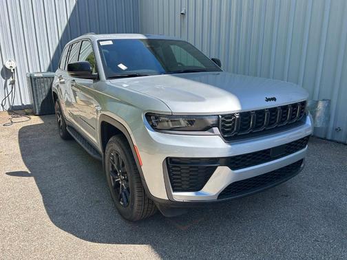 Silver Zynith 2026 Jeep Grand Cherokee Laredo