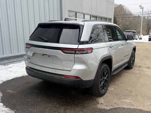 Silver Zynith 2026 Jeep Grand Cherokee Laredo