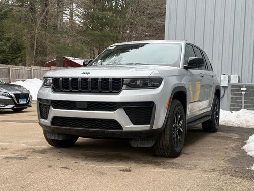 Silver Zynith 2026 Jeep Grand Cherokee Laredo