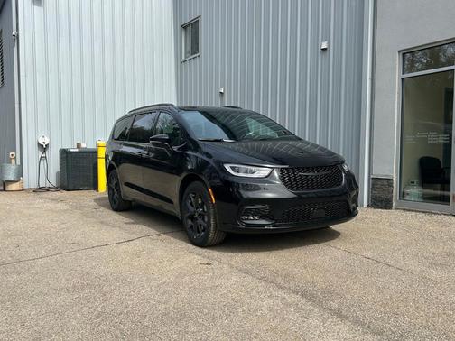 Diamond Black 2026 Chrysler Pacifica Limited