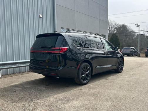 Diamond Black 2026 Chrysler Pacifica Limited