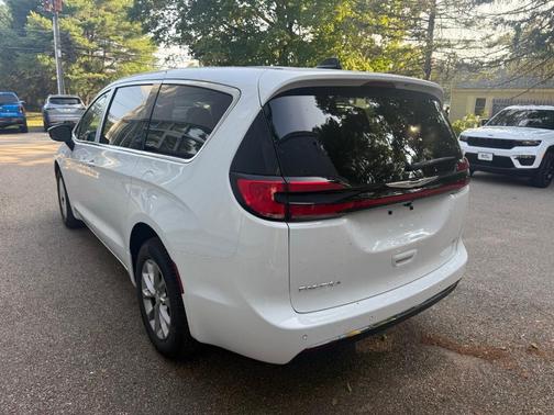 2026 Chrysler Pacifica Select AWD