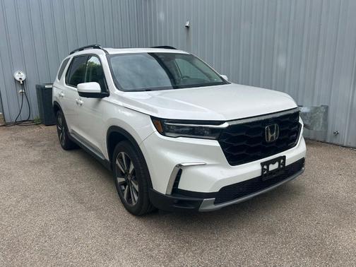 White 2023 Honda Pilot Elite