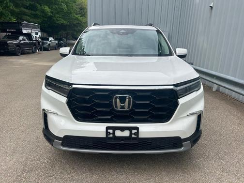 White 2023 Honda Pilot Elite