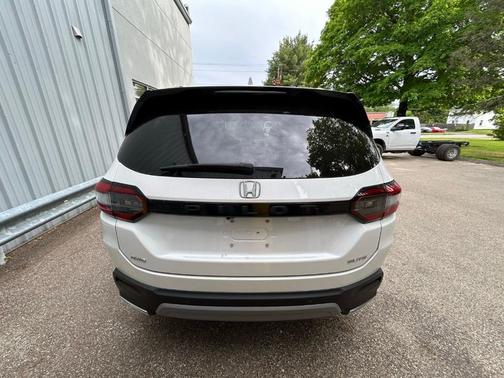 White 2023 Honda Pilot Elite