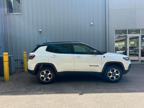 Bright White Clearcoat 2022 Jeep Compass Trailhawk