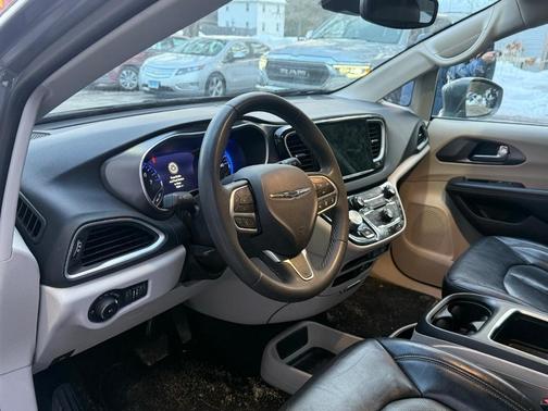 2022 Chrysler Pacifica Touring-L