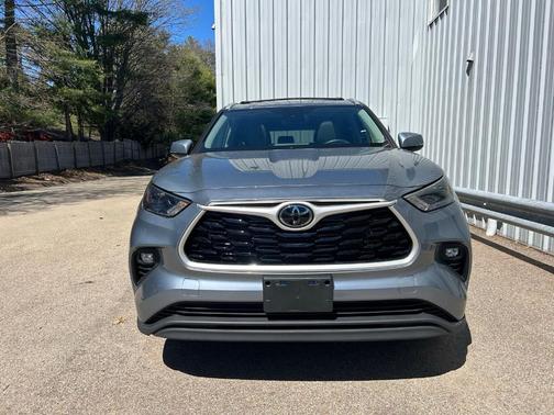 Moon Dust 2022 Toyota Highlander XLE