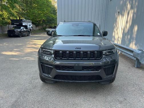 Baltic Gray 2026 Jeep Grand Cherokee Laredo