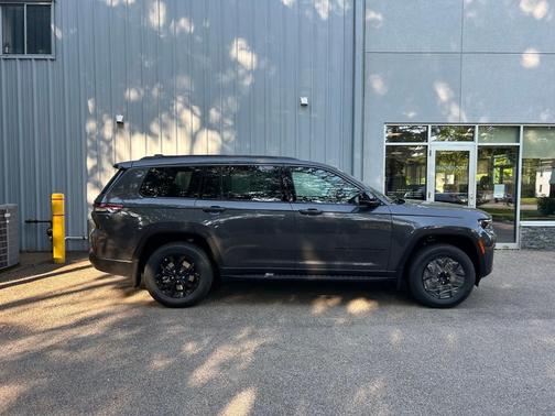 Baltic Gray 2026 Jeep Grand Cherokee Laredo