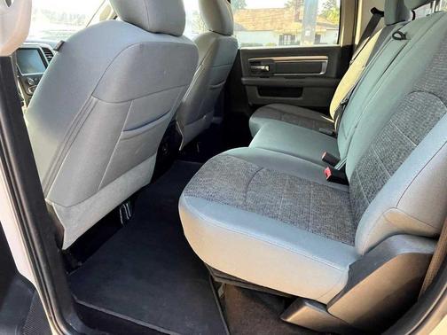 2017 RAM 2500 Big Horn Crew Cab 4x4 6'4' Box