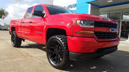 2017 Chevrolet Silverado 1500 4WD Double Cab 143.5" Custom