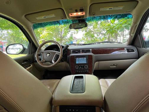 Summit White 2009 Chevrolet Suburban 2WD 4dr 1500 LTZ