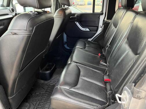 2013 Jeep Wrangler Unlimited 4WD 4dr Sahara