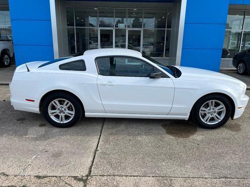 Performance White 2013 Ford Mustang 2dr Cpe V6
