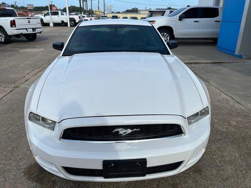Performance White 2013 Ford Mustang 2dr Cpe V6
