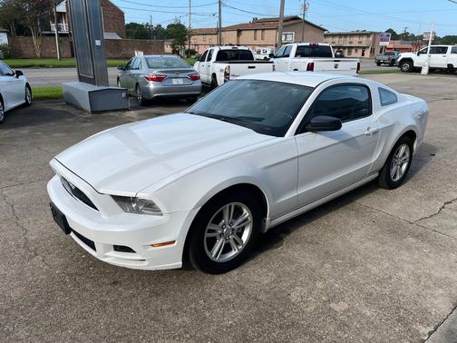 Performance White 2013 Ford Mustang 2dr Cpe V6