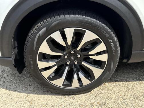 Star White 2026 Ford Explorer Platinum