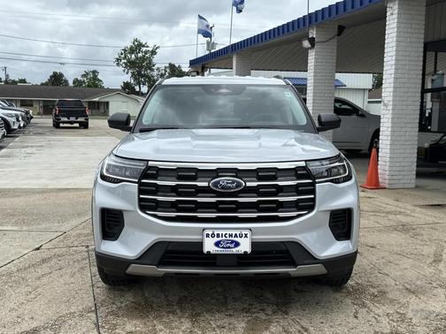 Space White Metallic 2026 Ford Explorer Active