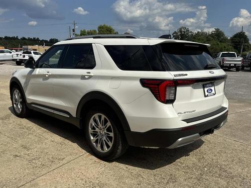 Star White 2027 Ford Explorer Platinum