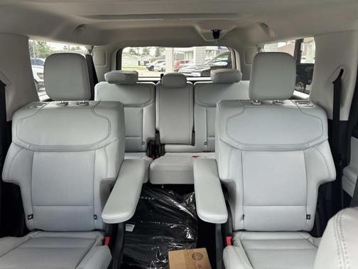 Star White 2027 Ford Expedition Max Platinum