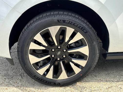 Star White 2027 Ford Expedition Max Platinum