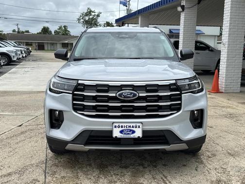 Space White Metallic 2026 Ford Explorer Active