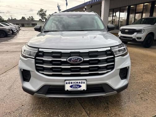 Space White Metallic 2026 Ford Explorer Active